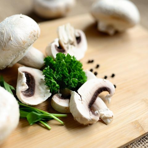 Kleine bakjes met voorgekookte groenten en soep klaargemaakt voor de week