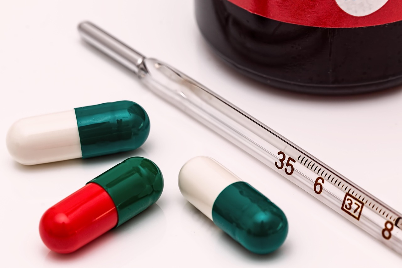 Persoon die medicijnen controleert in een warme zomerse omgeving