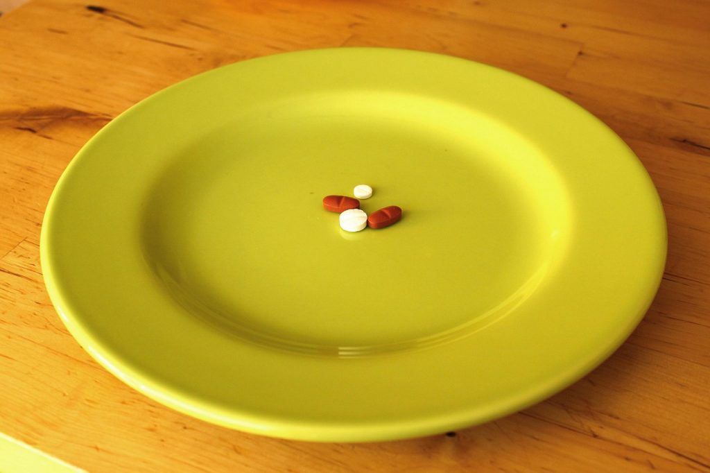 Verschillende medicijnen en pillen uitgestald op een tafel