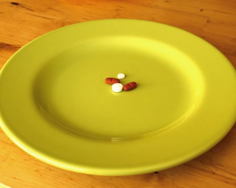 Verschillende medicijnen en pillen uitgestald op een tafel