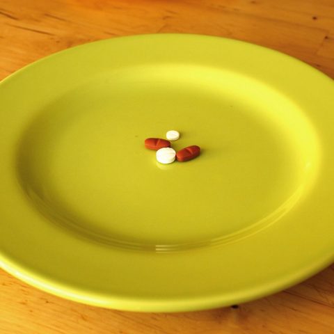 Verschillende medicijnen en pillen uitgestald op een tafel