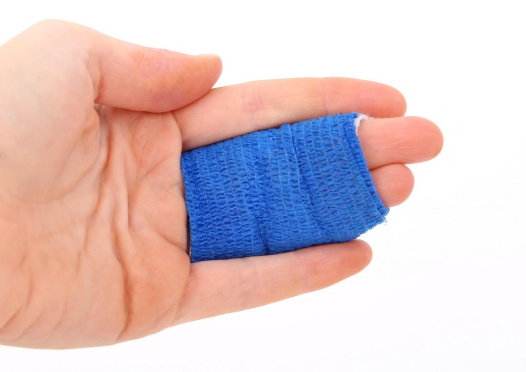 Persoon met littekens op de arm in gesprek met een begeleider