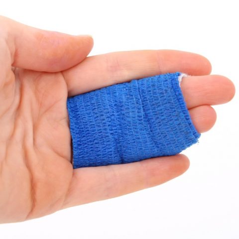 Persoon met littekens op de arm in gesprek met een begeleider