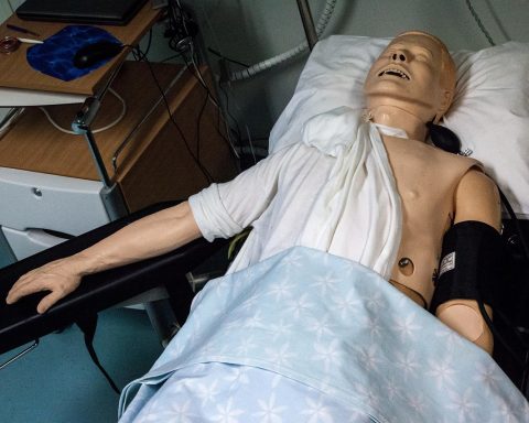 Cursist oefent reanimatie op een trainingsmanequin tijdens een EHBO-cursus