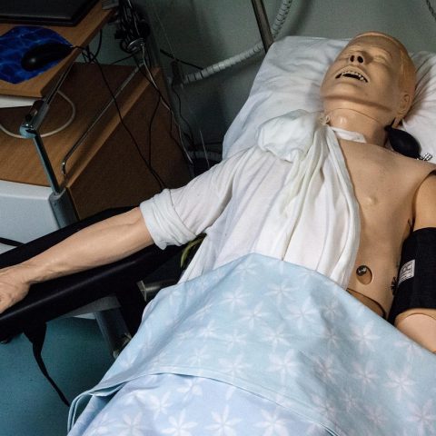 Cursist oefent reanimatie op een trainingsmanequin tijdens een EHBO-cursus