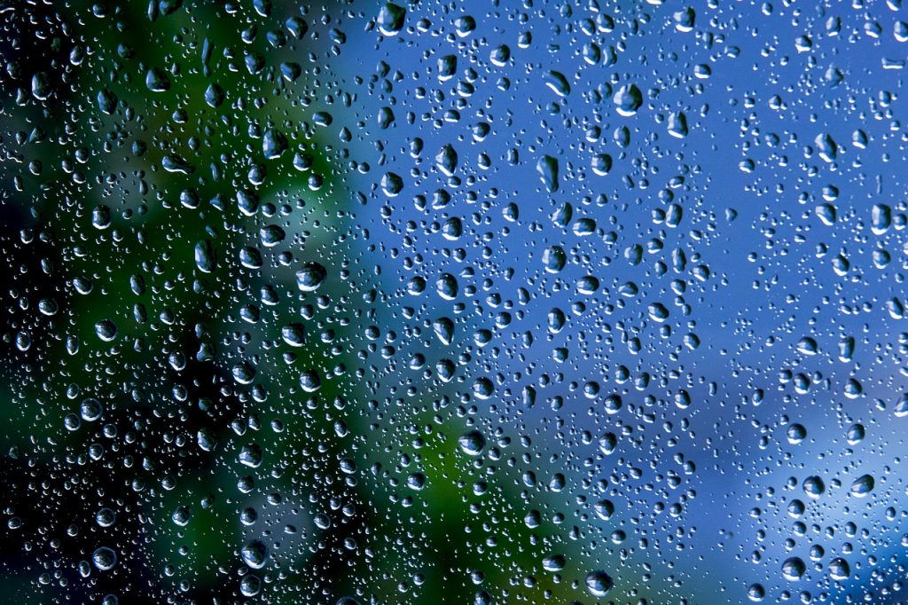 Een groot glas water naast een gezonde maaltijd als onderdeel van nierstenen voorkomen