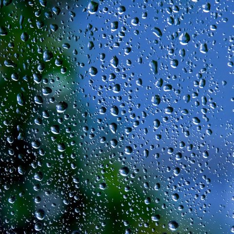 Een groot glas water naast een gezonde maaltijd als onderdeel van nierstenen voorkomen