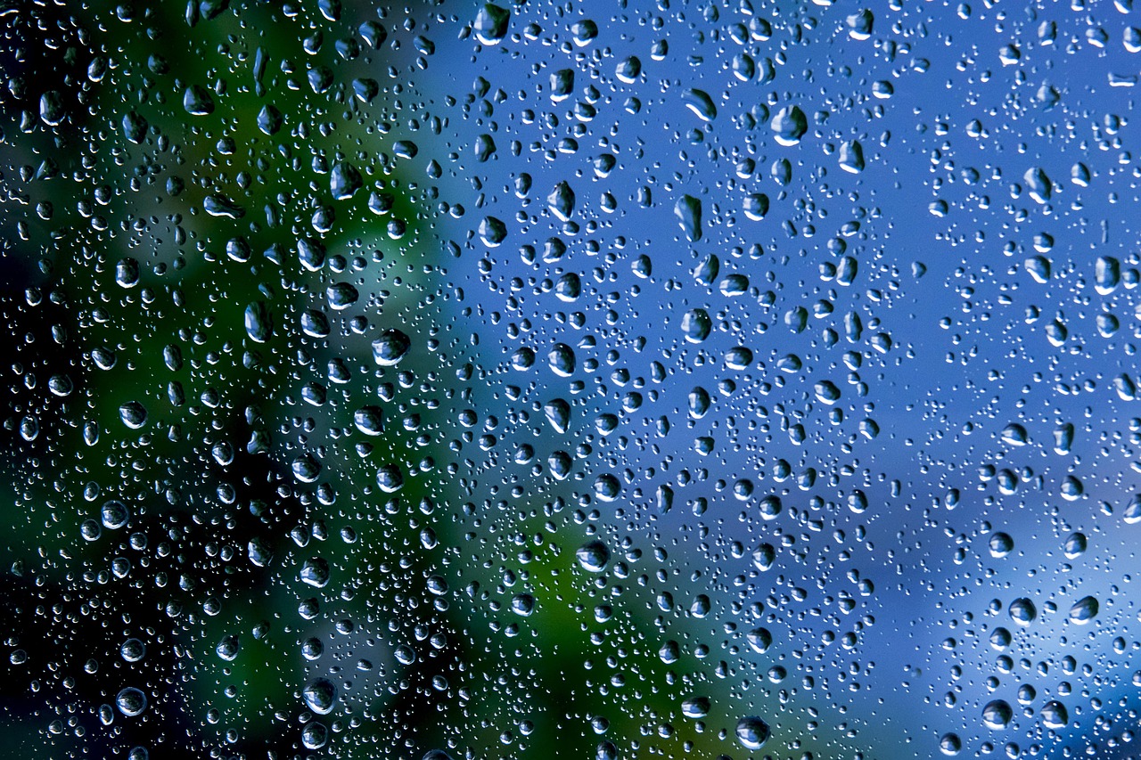 Een groot glas water naast een gezonde maaltijd als onderdeel van nierstenen voorkomen