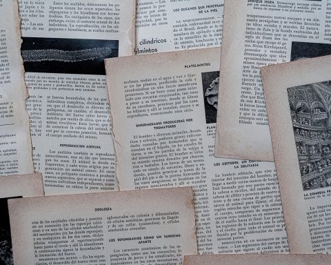 Een verpleegkundige leest aandachtig een pensioenoverzicht