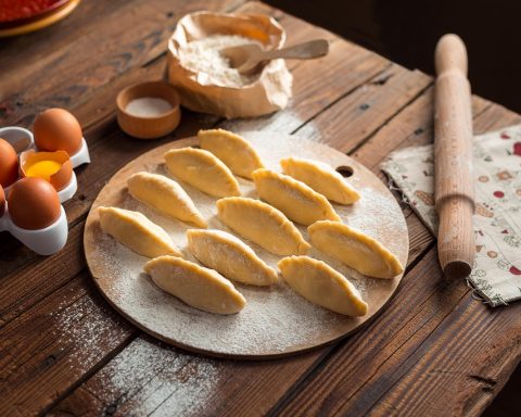 Close-up van een voedingsetiket op een verpakking met voedingswaarden per portie en per 100 gram