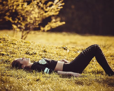 Mantelzorger zit ontspannen in de tuin tijdens een zomerse dag