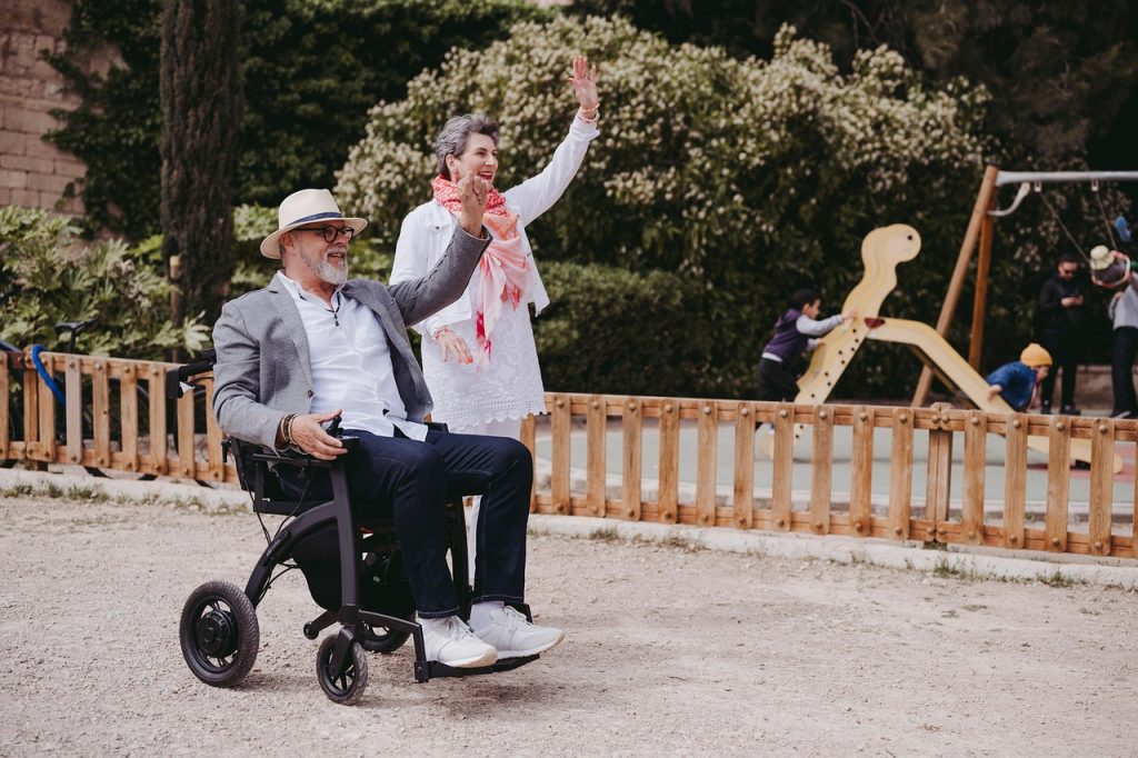 Oudere vrouw loopt met een rollator op een klinkerpad buiten