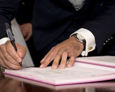 Oudere persoon die een contract doorleest bij een thuisleverancier van hulpmiddelen