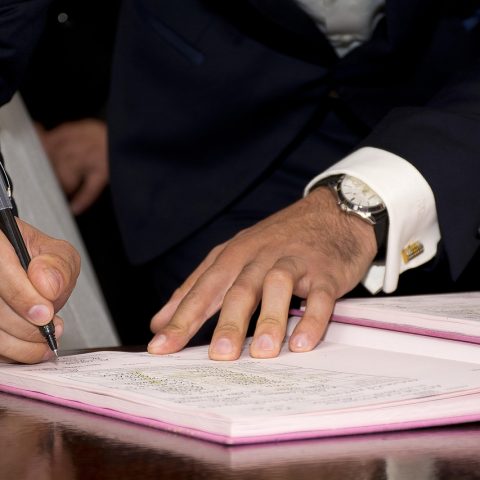 Oudere persoon die een contract doorleest bij een thuisleverancier van hulpmiddelen