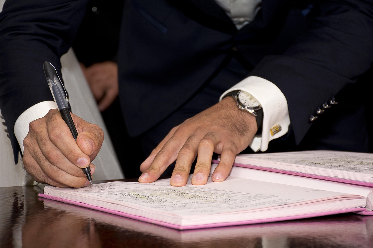 Oudere persoon die een contract doorleest bij een thuisleverancier van hulpmiddelen