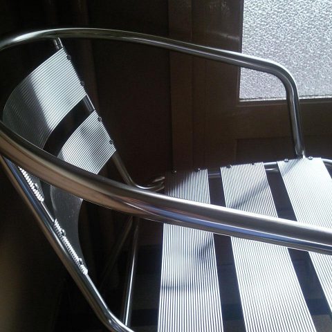 Een moderne, lichte wachtkamer van een tandartspraktijk met stoelen en een balie op de achtergrond