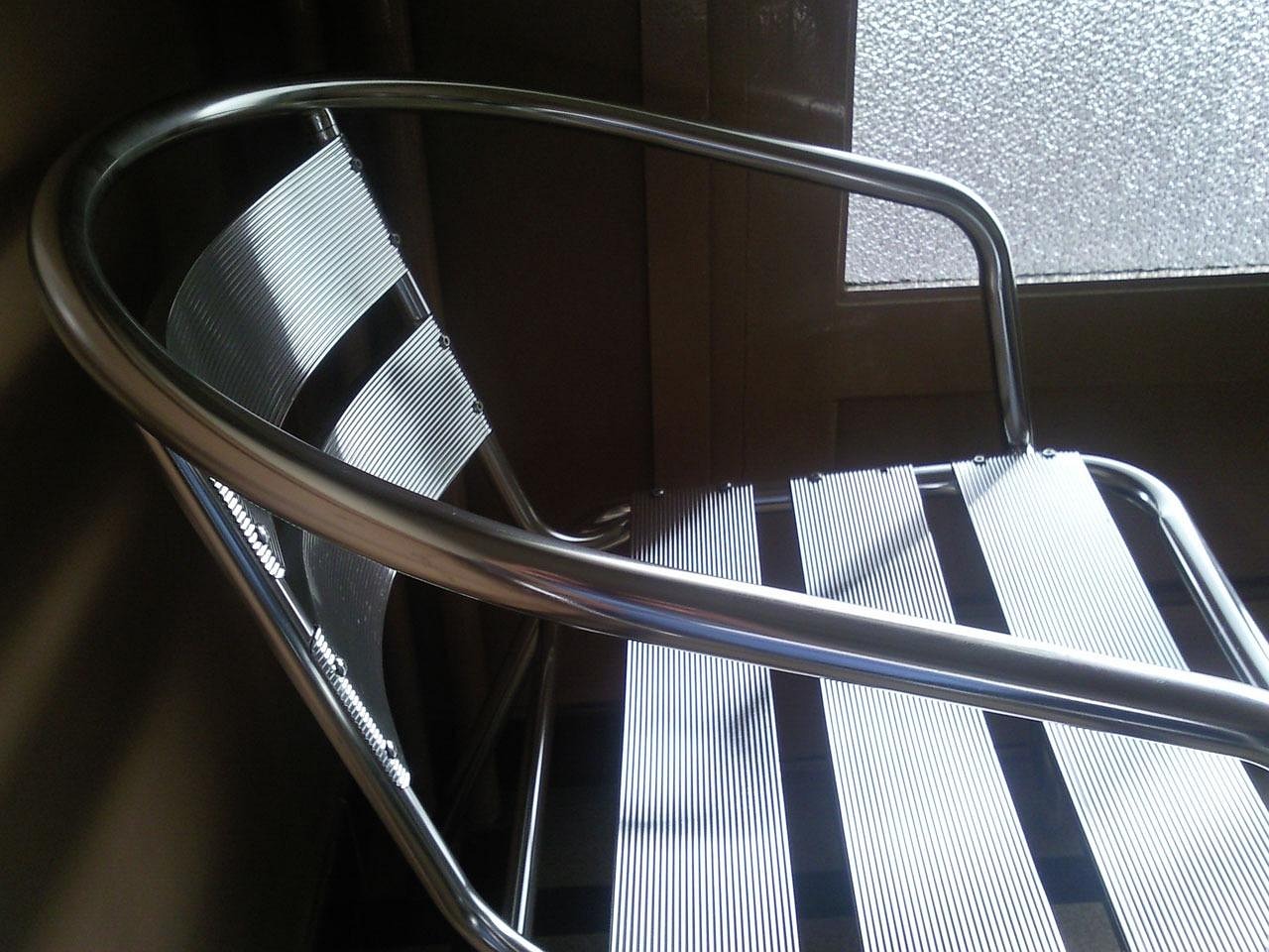 Een moderne, lichte wachtkamer van een tandartspraktijk met stoelen en een balie op de achtergrond