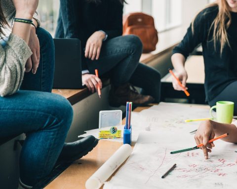 Tandheelkundestudenten oefenen tandheelkundige vaardigheden op een oefenmodel