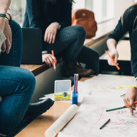 Tandheelkundestudenten oefenen tandheelkundige vaardigheden op een oefenmodel