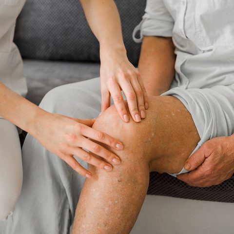 Persoon voert een revalidatieoefening uit voor de knie op een yogamat