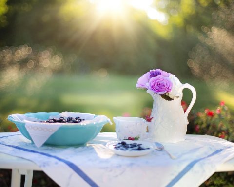 Kleine kinderen aan een tafel met veilige, kleine hapjes tijdens een verjaardag in de kinderopvang
