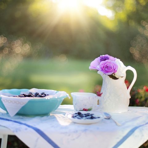 Kleine kinderen aan een tafel met veilige, kleine hapjes tijdens een verjaardag in de kinderopvang