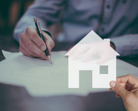 Vrouw die documenten ondertekent voor een nieuwe zorgverzekering