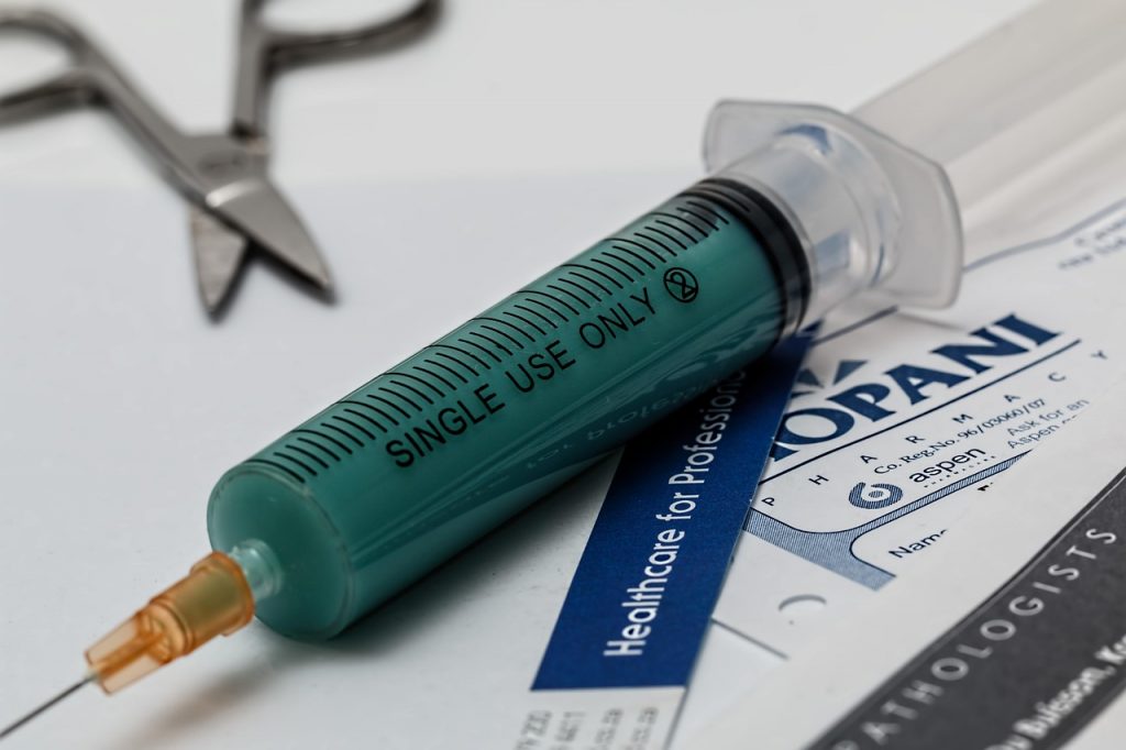 Arts die een patiënt inlicht over vaccinaties tijdens een consult