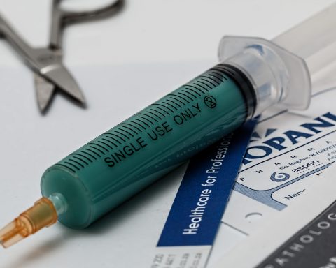 Arts die een patiënt inlicht over vaccinaties tijdens een consult