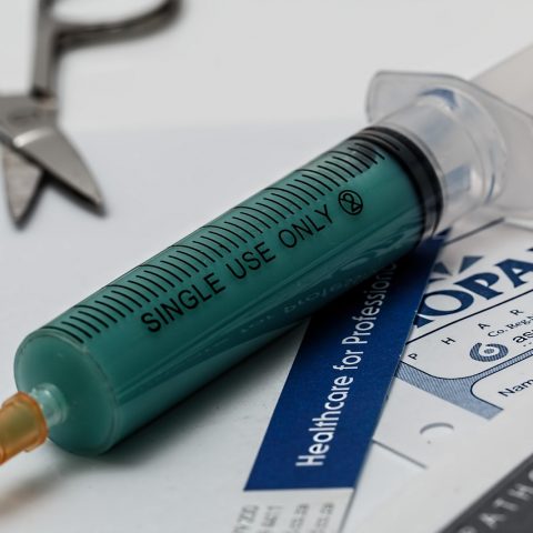 Arts die een patiënt inlicht over vaccinaties tijdens een consult