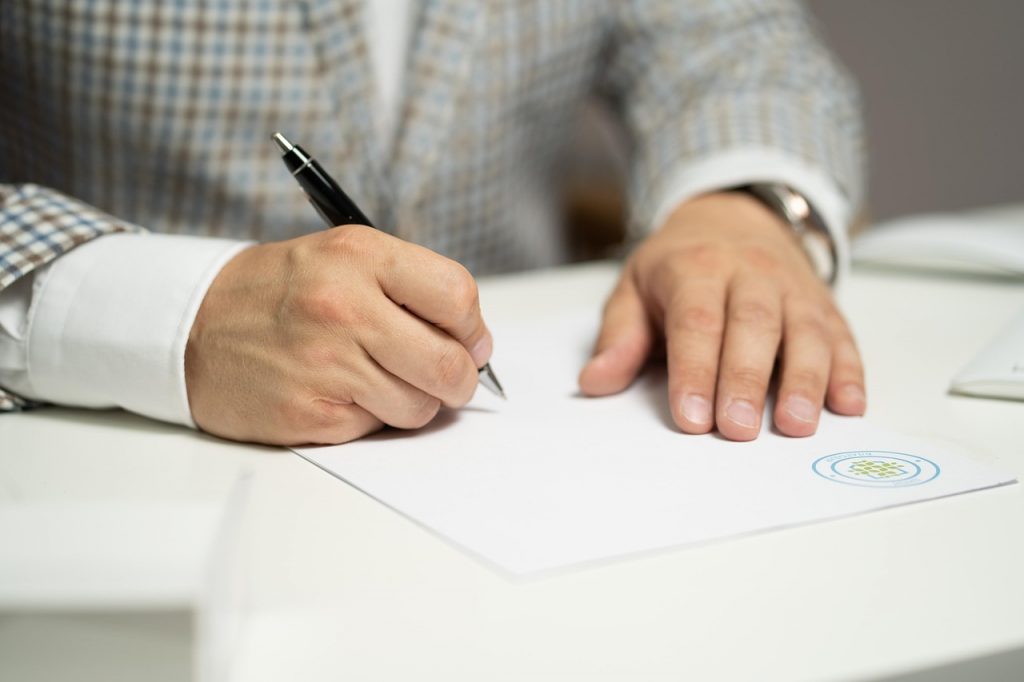Zorgmedewerker die een arbeidscontract ondertekent aan een bureau