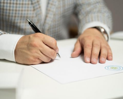 Zorgmedewerker die een arbeidscontract ondertekent aan een bureau