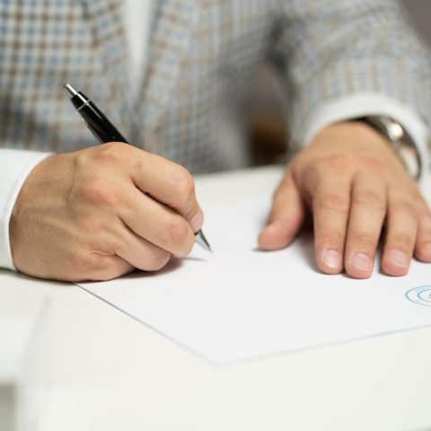Zorgmedewerker die een arbeidscontract ondertekent aan een bureau