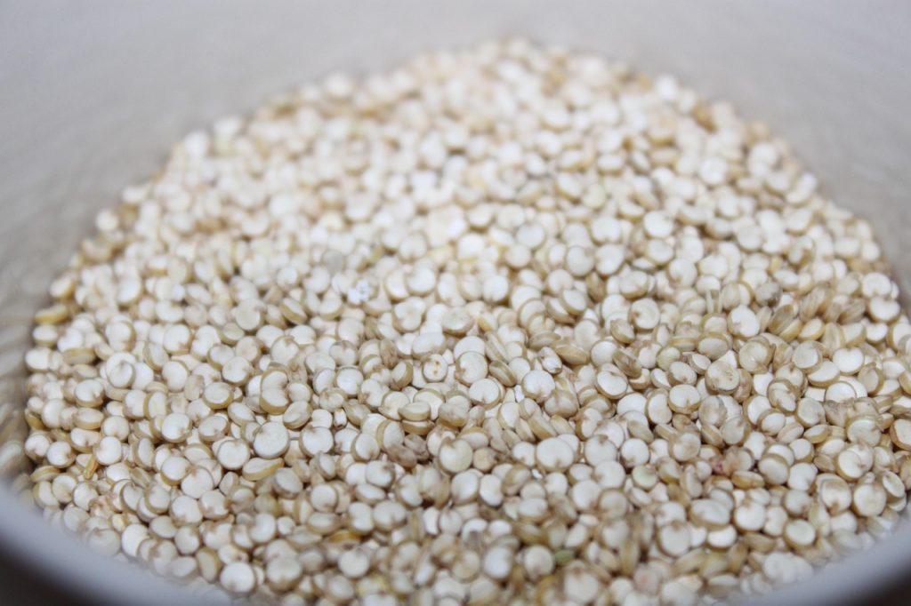 Kommen met vegetarische eiwitbronnen zoals peulvruchten, eieren en kwark