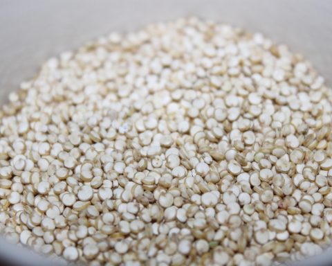 Kommen met vegetarische eiwitbronnen zoals peulvruchten, eieren en kwark