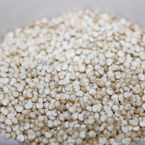 Kommen met vegetarische eiwitbronnen zoals peulvruchten, eieren en kwark