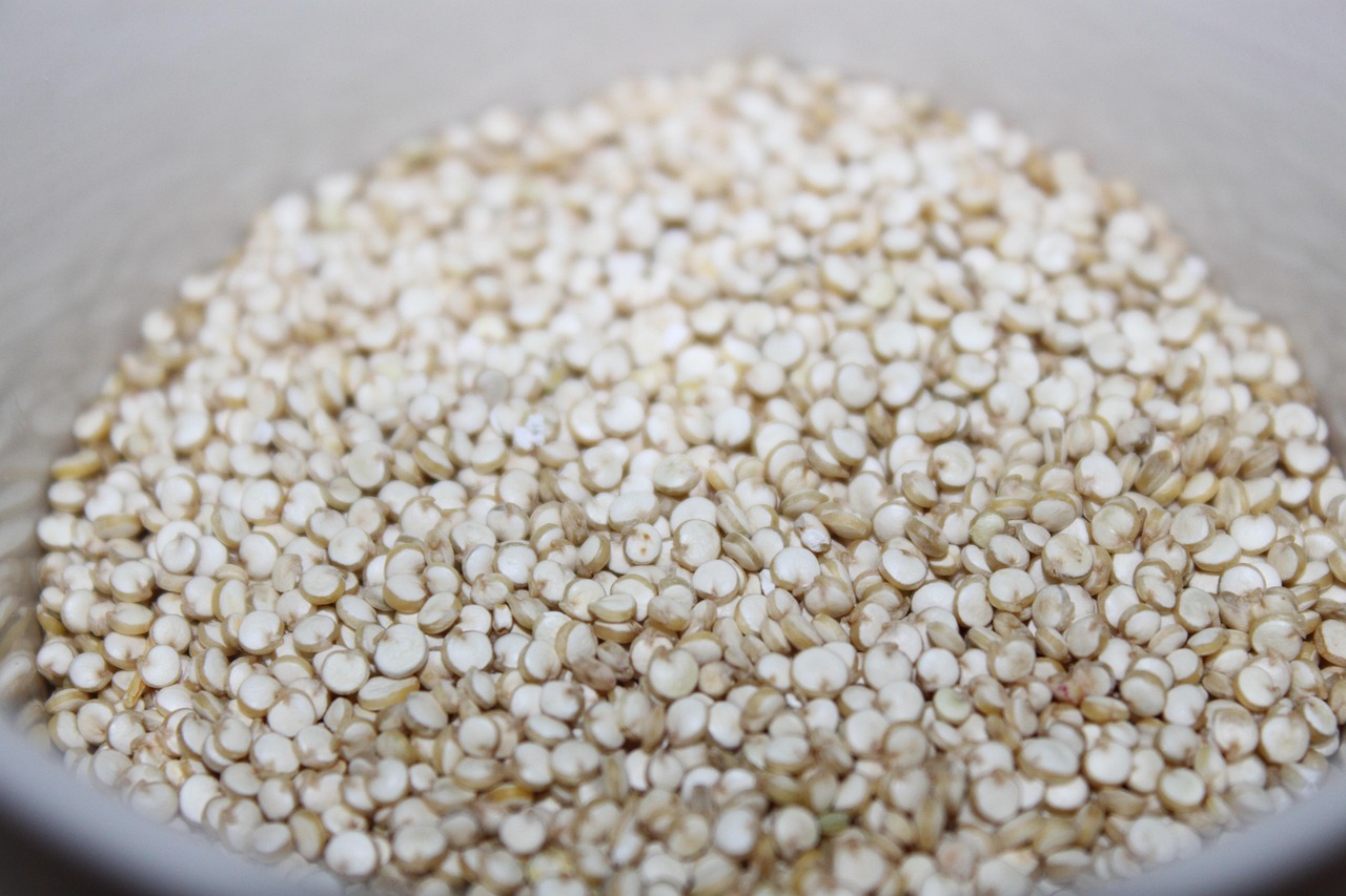 Kommen met vegetarische eiwitbronnen zoals peulvruchten, eieren en kwark