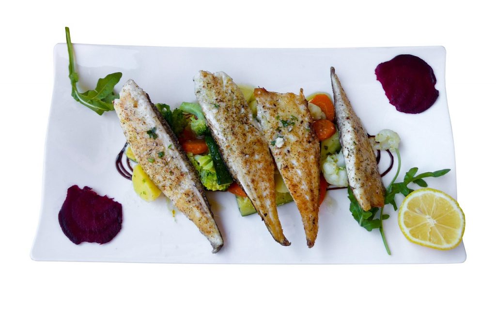 Een bord met gezonde voeding na een hartinfarct: zalm, gestoomde broccoli en aardappels