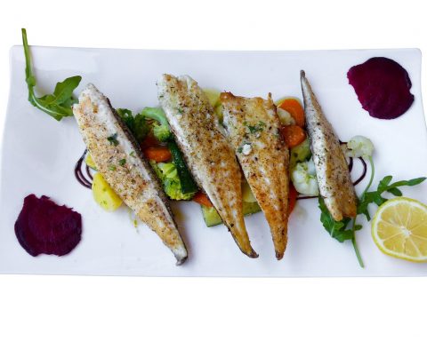 Een bord met gezonde voeding na een hartinfarct: zalm, gestoomde broccoli en aardappels