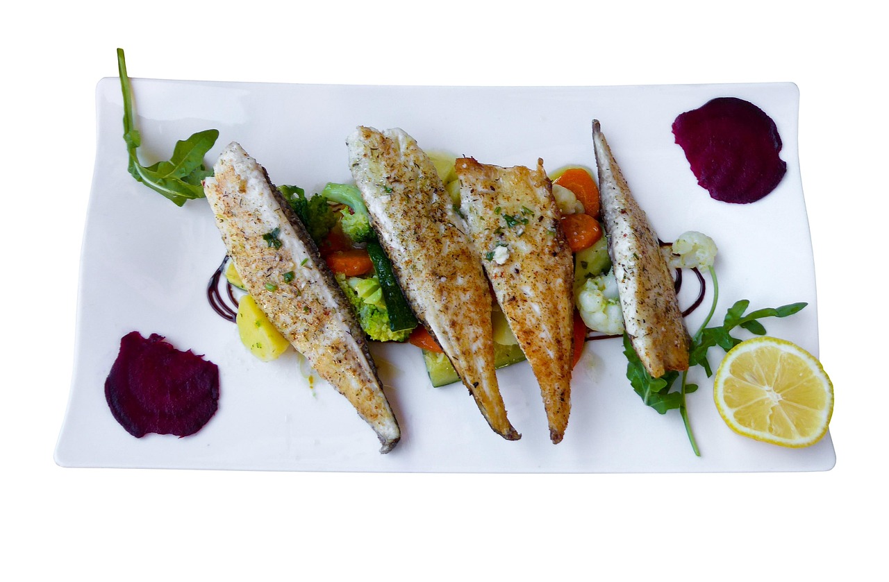 Een bord met gezonde voeding na een hartinfarct: zalm, gestoomde broccoli en aardappels