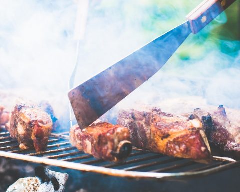 Zomerse picknick met salades en broodjes op een kleed in het gras