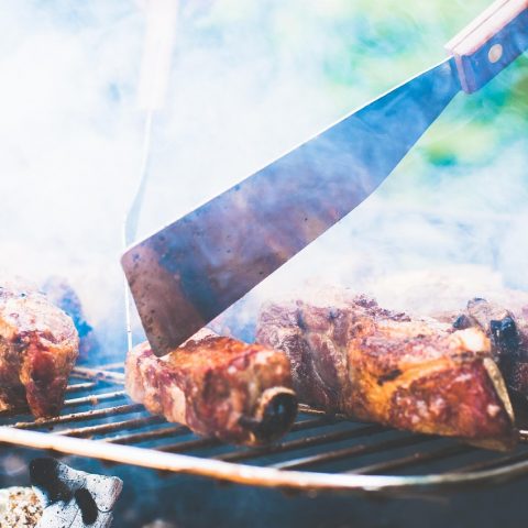 Zomerse picknick met salades en broodjes op een kleed in het gras