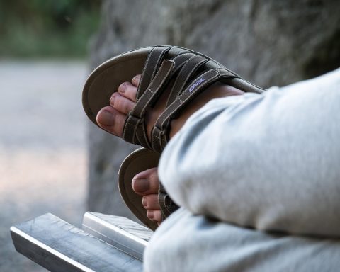 Voeten in sandalen op een zonnige zomerdag