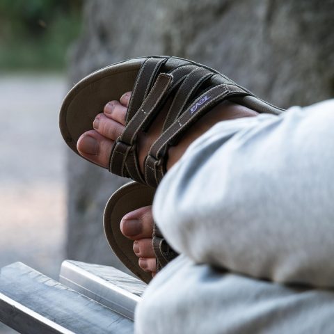 Voeten in sandalen op een zonnige zomerdag