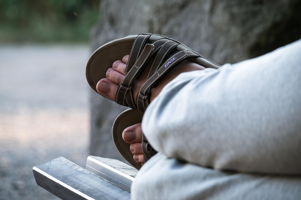 Voeten in sandalen op een zonnige zomerdag