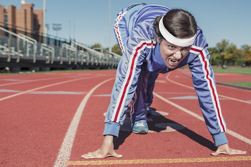 Twee mensen trainen naast elkaar in een sportschool