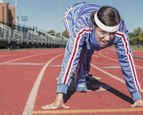 Twee mensen trainen naast elkaar in een sportschool