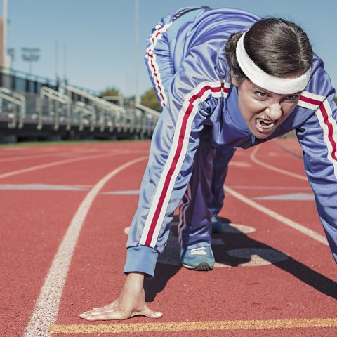 Twee mensen trainen naast elkaar in een sportschool