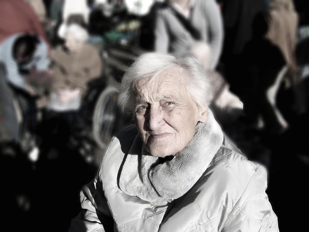 Een oudere vrouw zit samen met een mantelzorger aan tafel en bespreekt zorgopties