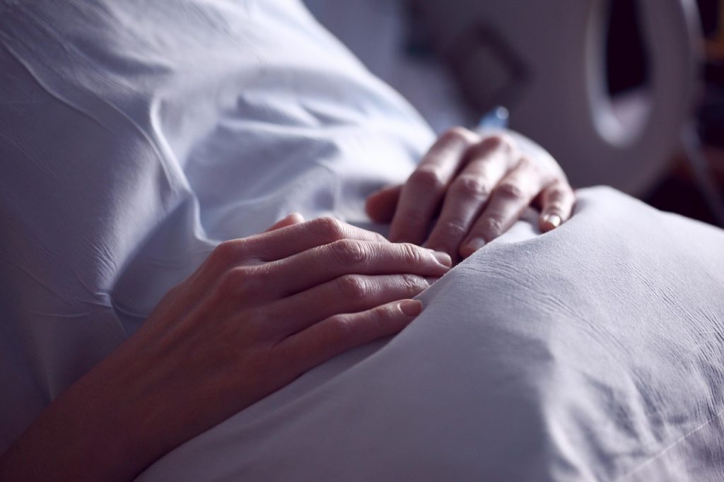Een vrouw rust op een bank thuis tijdens haar herstel na ziekte